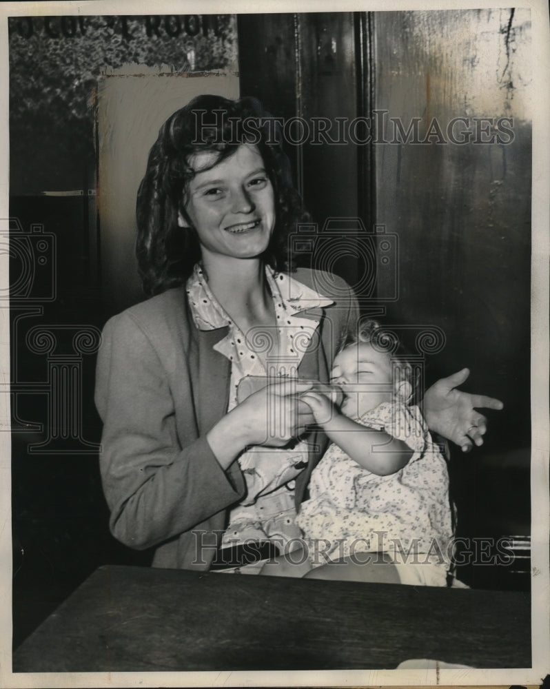 1946 Press Photo Myrtle Blankenship reunited with kidnapped Maria Delk - Historic Images
