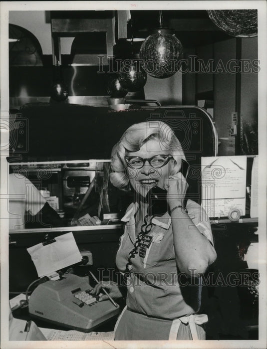 1968 Press Photo Betty Lenten, Employee Pick-n-Pay, Cleveland - neo24167-Historic Images