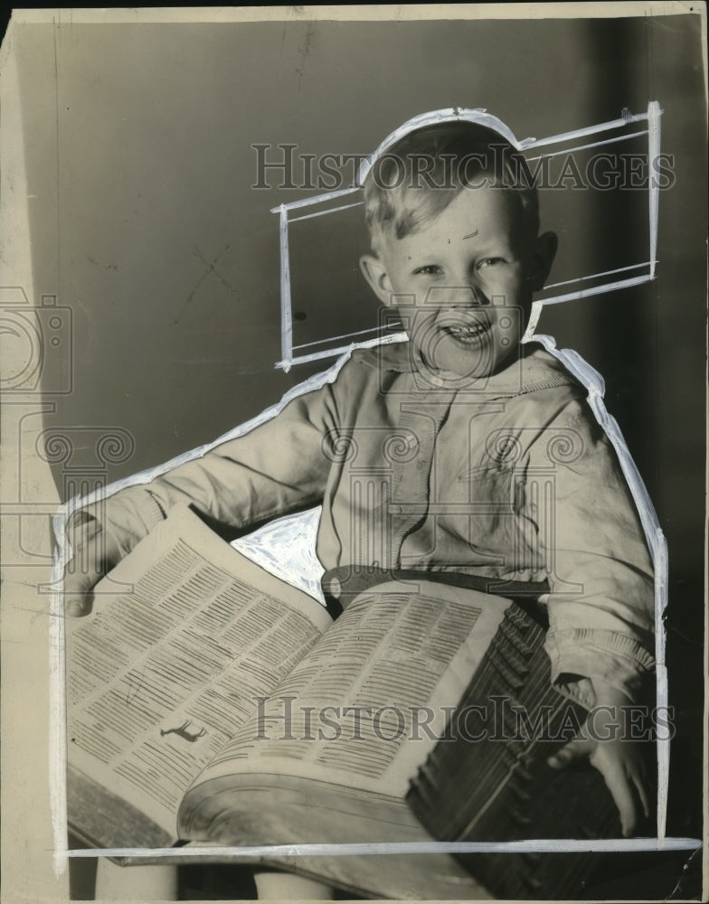 1929 Press Photo Charles Ulrich Beeson, Reading at Age 5 - Historic Images