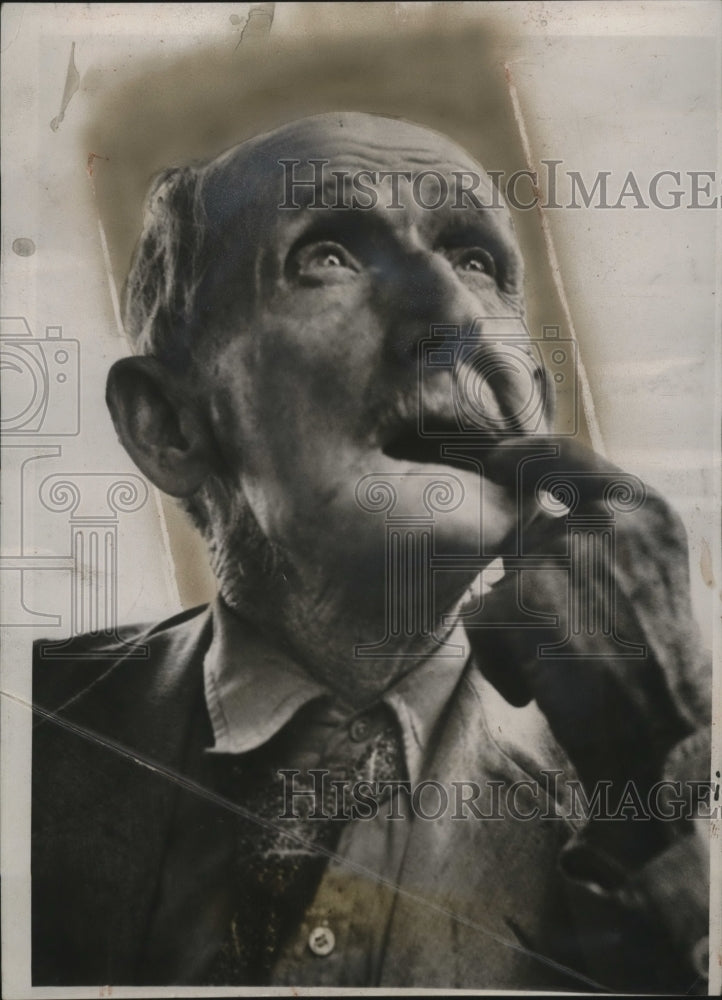 1939 Press Photo Frank Crawford Cuts Tooth on 95th Birthday, Omaha, Nebraska - Historic Images