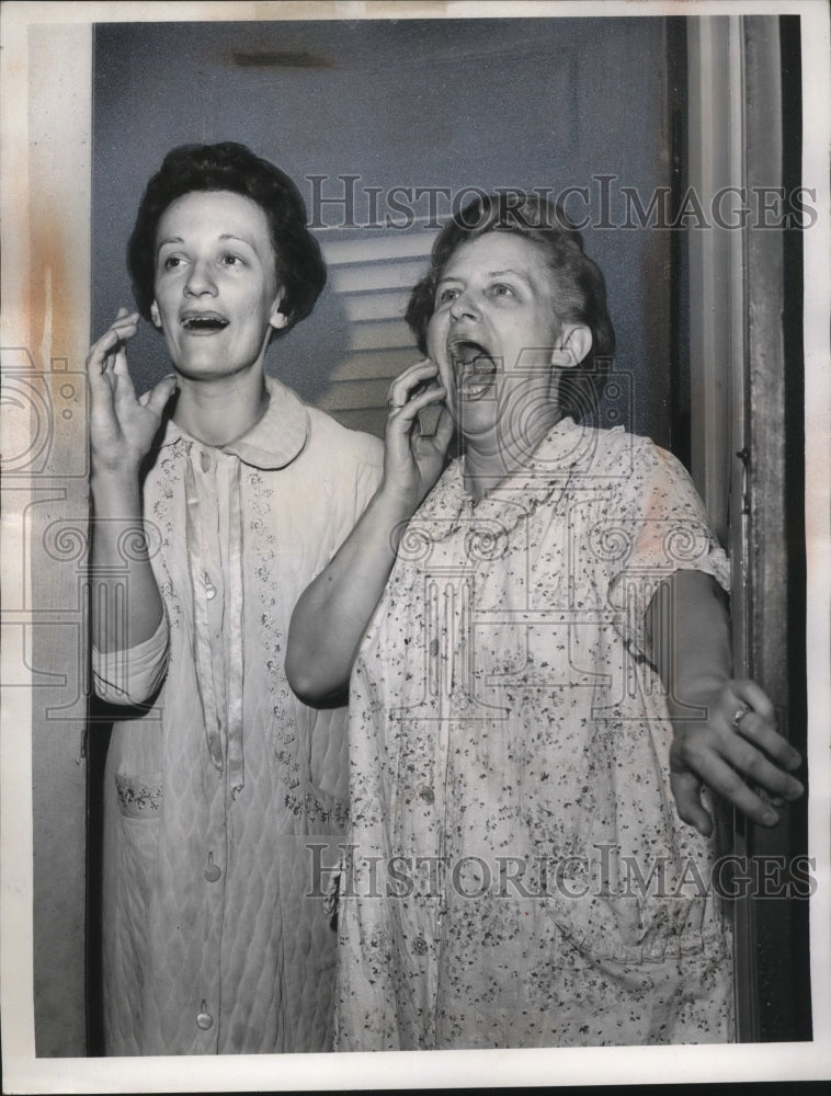 1962 Press Photo Mary Jane Turk &amp; Mother After Shouting at Burglar, Cleveland-Historic Images