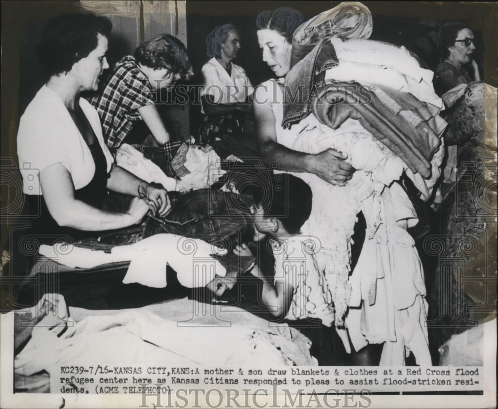 1951 Press Photo Kansas City Kansas mom & son at refugee center from floods - Historic Images