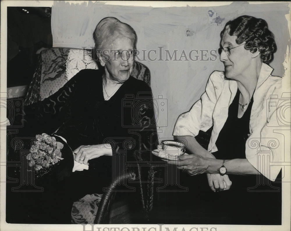 1941 Press Photo Mrs Arthur Williams &amp; Mrs WE Schutt of Cleveland Ohio-Historic Images