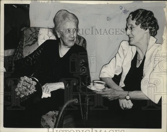 1941 Press Photo Mrs Arthur Williams & Mrs WE Schutt of Cleveland Ohio-Historic Images