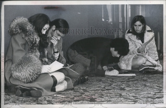 1970 Press Photo College job interview center & students in Cleveland-Historic Images