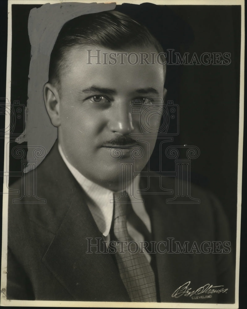 1933 Press Photo Arthur A. Miller Cleveland Attorney in Bank quiz - neo25490-Historic Images