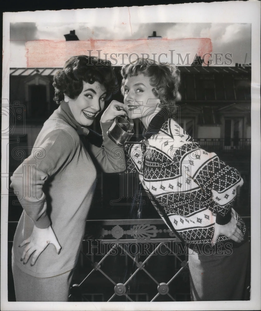 1955 Press Photo Viclon Water-Resistant Sweater Models - Historic Images