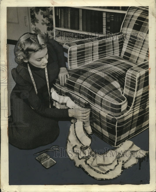 1943 Press Photo A ruffle attachment to brighten old chair slipcovers - Historic Images