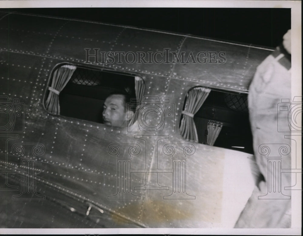 1936 Press Photo Rep Marion Zioncheck of Washington on a plane in Chicago - Historic Images