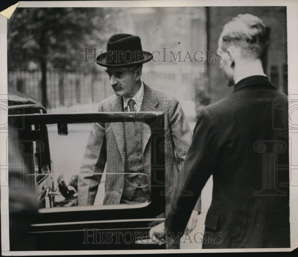 1938 Premier Neville Chamberlain arrives at No 10 Downing Street - Historic Images