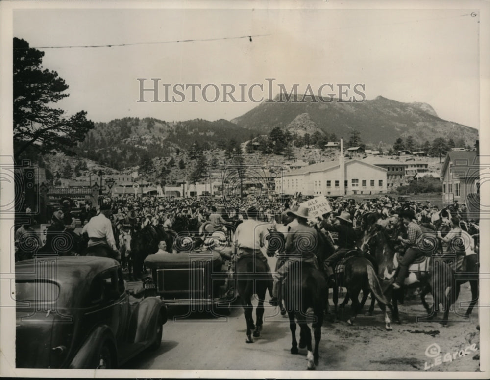 1936 Crowds at Estes Co to hear candidate Alfred Landon campaign - Historic Images