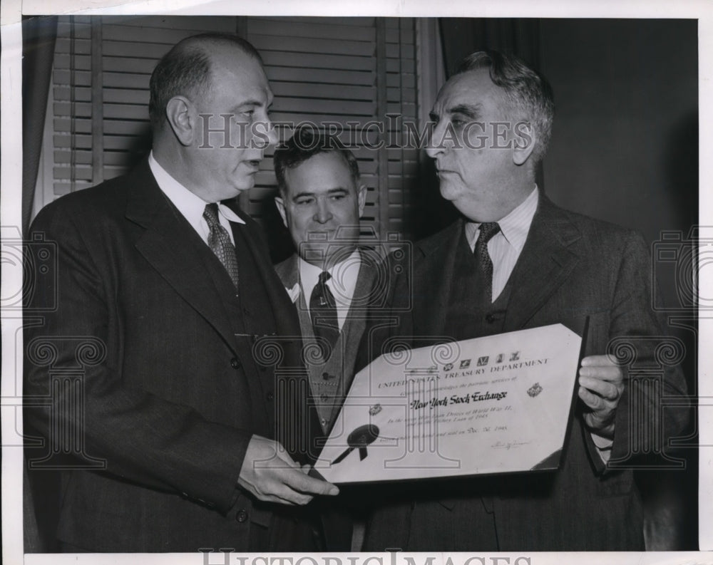 1946 Press Photo Treasury Secy Fred Vinson, NYSE president Emil Schram-Historic Images