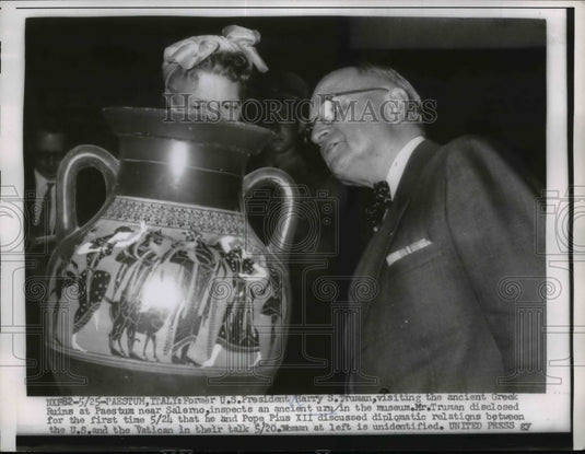 1956 Press Photo Former US President Harry Truman & Greek ruins in Italy-Historic Images