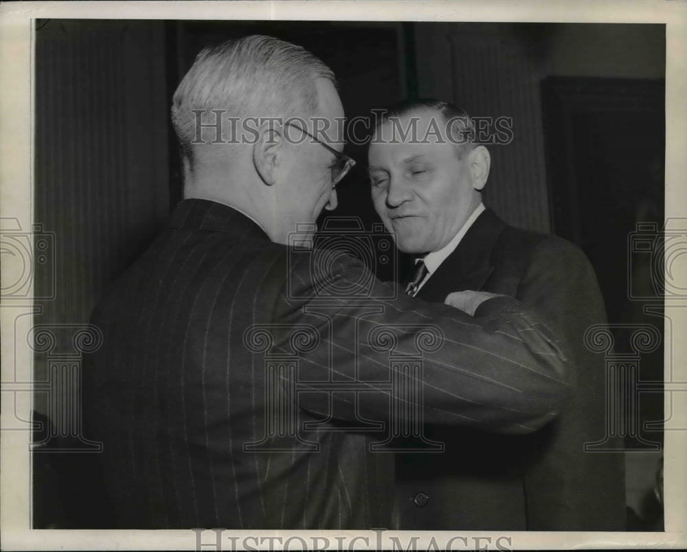 1946 Press Photo President Truman Selecticve Service Medal to Dr FE Johnson - Historic Images