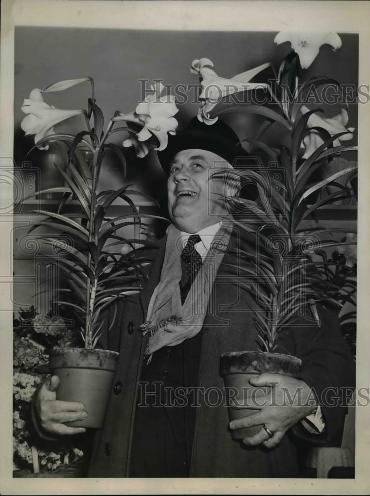 1947 Senator Alexander Wiley of wisconsin &amp; Easter lillies - Historic Images