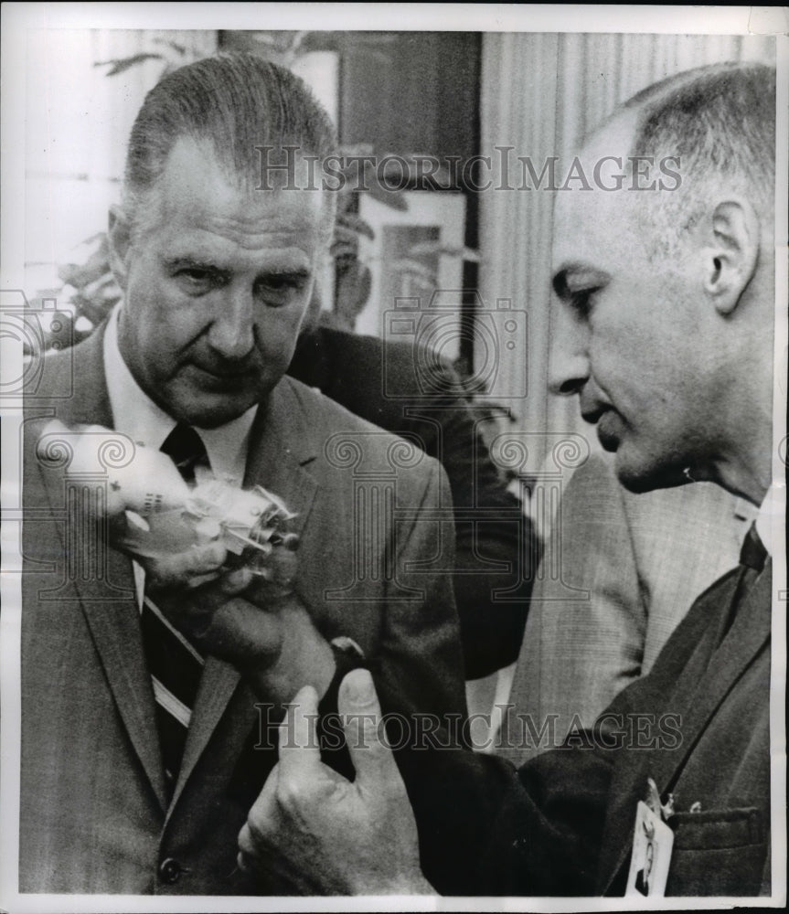 1968 Press Photo Apollo manager George Low & VP candidate Spiro Agnew in Houston-Historic Images