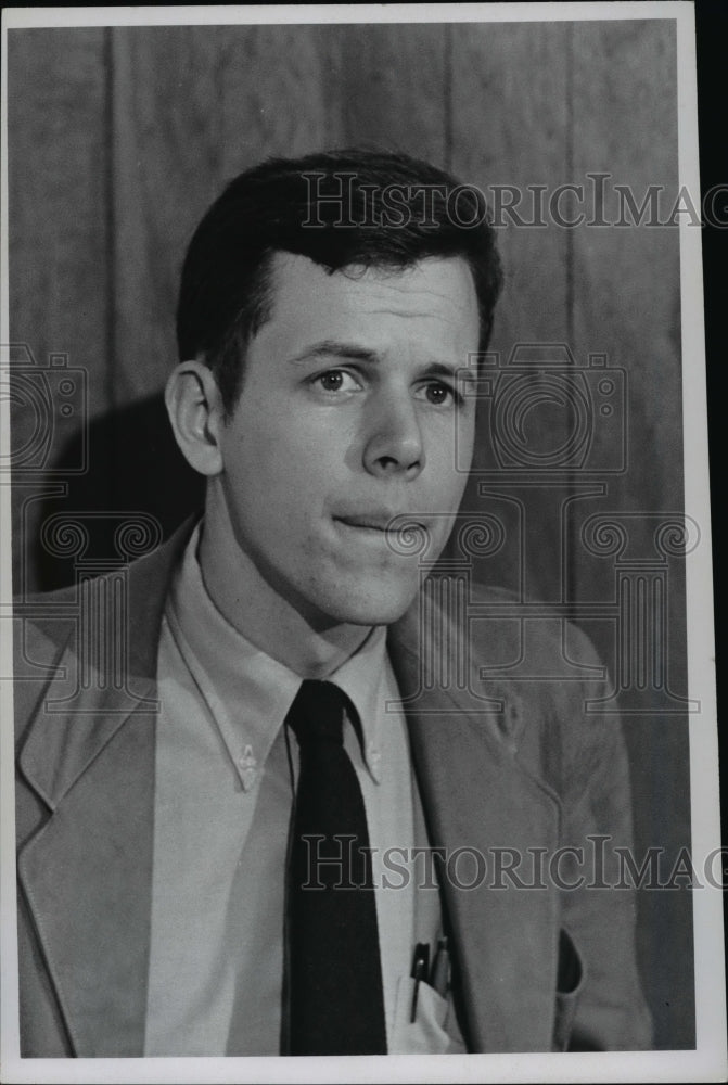 1963 Press Photo Socialist Workers Candidate Sydney Stapleton - Historic Images