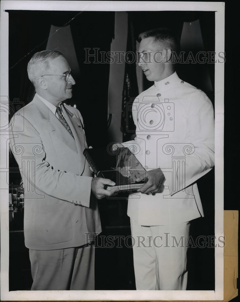 1947 Press Photo Jack Capps Present A Yearbook To President Truman - Historic Images