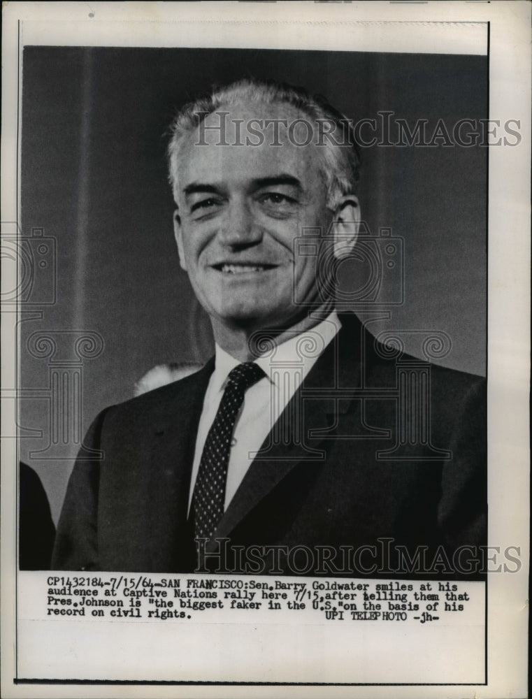 1964 Press Photo Sen. Barry Goldwater Smiles At His Audience - Historic Images