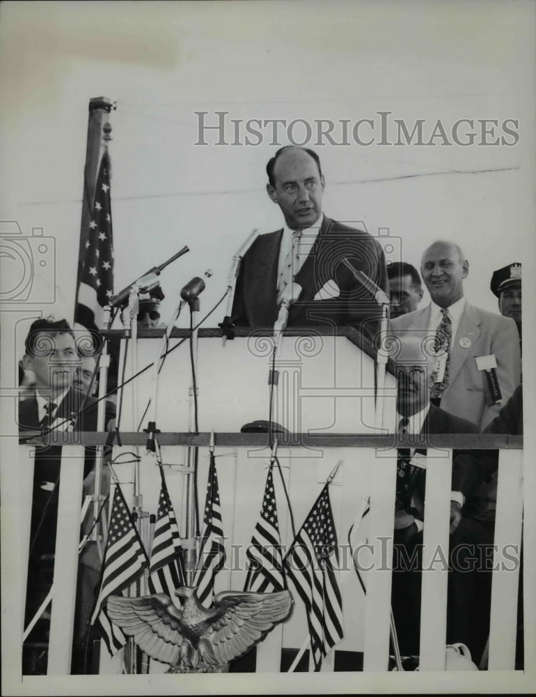 1952 Press Photo Gov. Adlai Stevenson Is Pictured As He Spoke To The Crowd-Historic Images