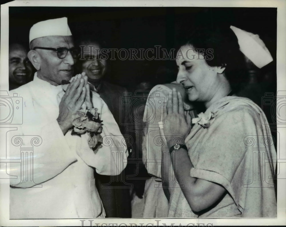 1967 Press Photo Indira Gandhi greeted by Morarji Desai - nep03732-Historic Images