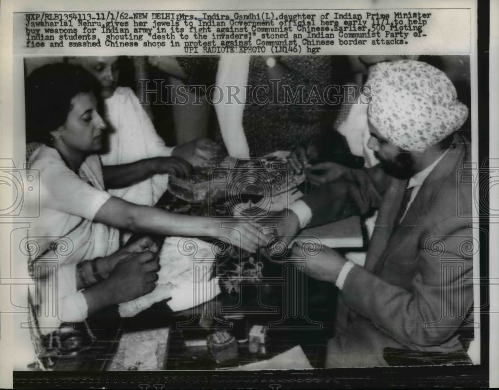 1962 Press Photo Indira Gandhi gives her jewels to Indian Government official-Historic Images