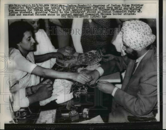 1962 Press Photo Indira Gandhi gives her jewels to Indian Government official-Historic Images