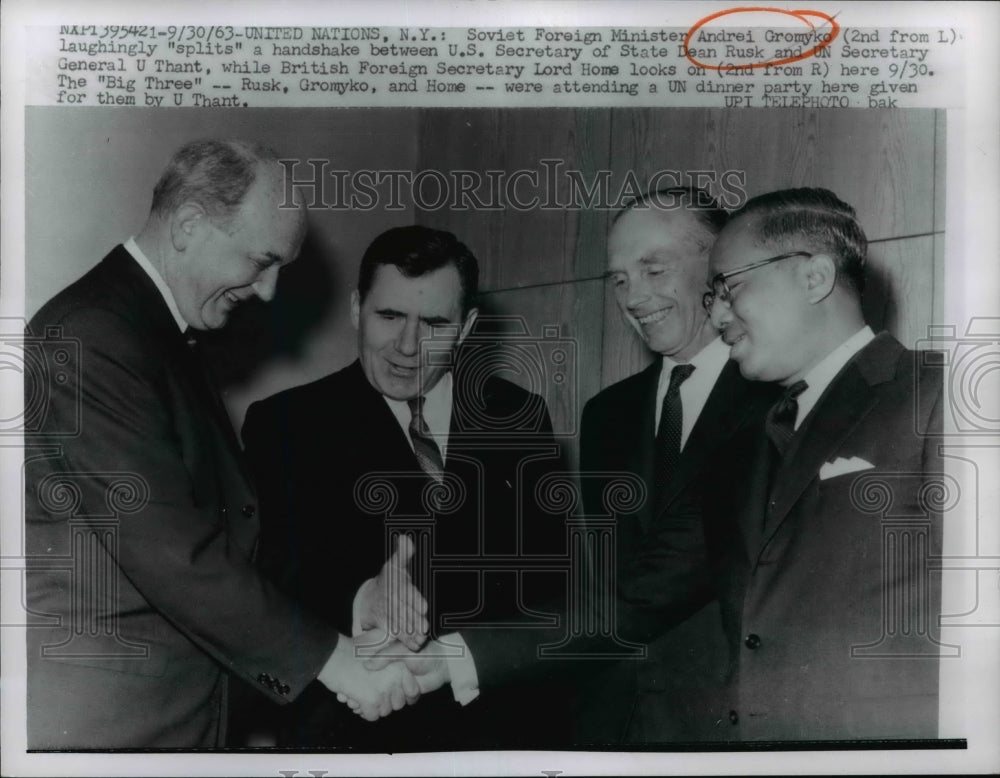 1963 Press Photo Andrei Gromyko &quot;cuts&quot; a handshake between Dean Rusk and U Thant-Historic Images