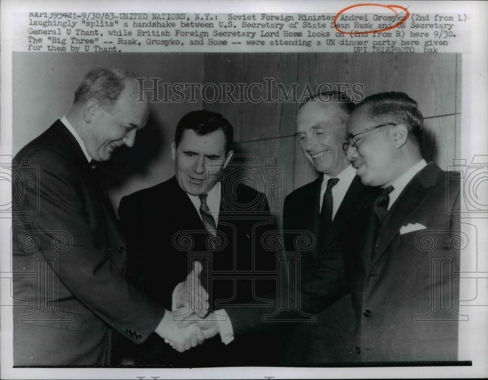 1963 Press Photo Andrei Gromyko "cuts" a handshake between Dean Rusk and U Thant-Historic Images