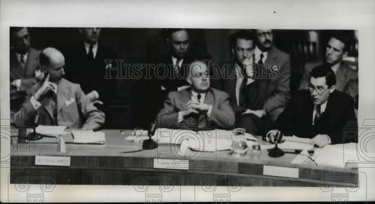 1946 Press Photo Andrei Gromyko reads a United Press dispatch from Madrid-Historic Images