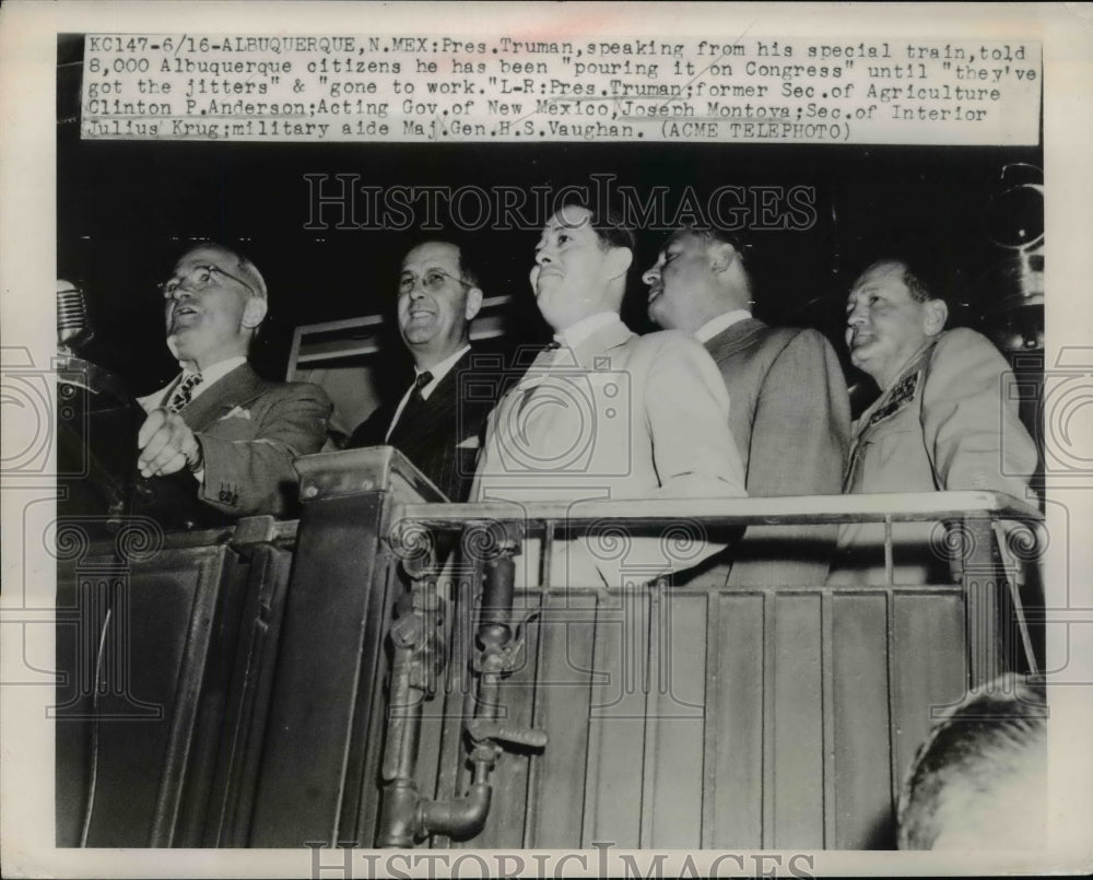 1948 Press Photo President Truman speaking from his special train - Historic Images