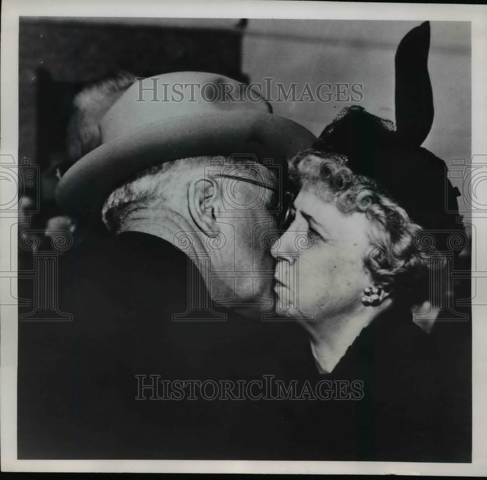 1949 Press Photo Mrs. Truman kisses her husband as he ends his Christmas holiday - Historic Images