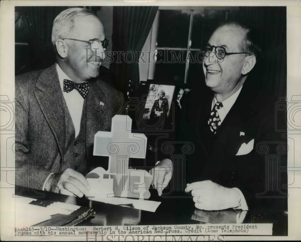 1948 Press Photo Wilson presents annual membership in the American Red Cross-Historic Images