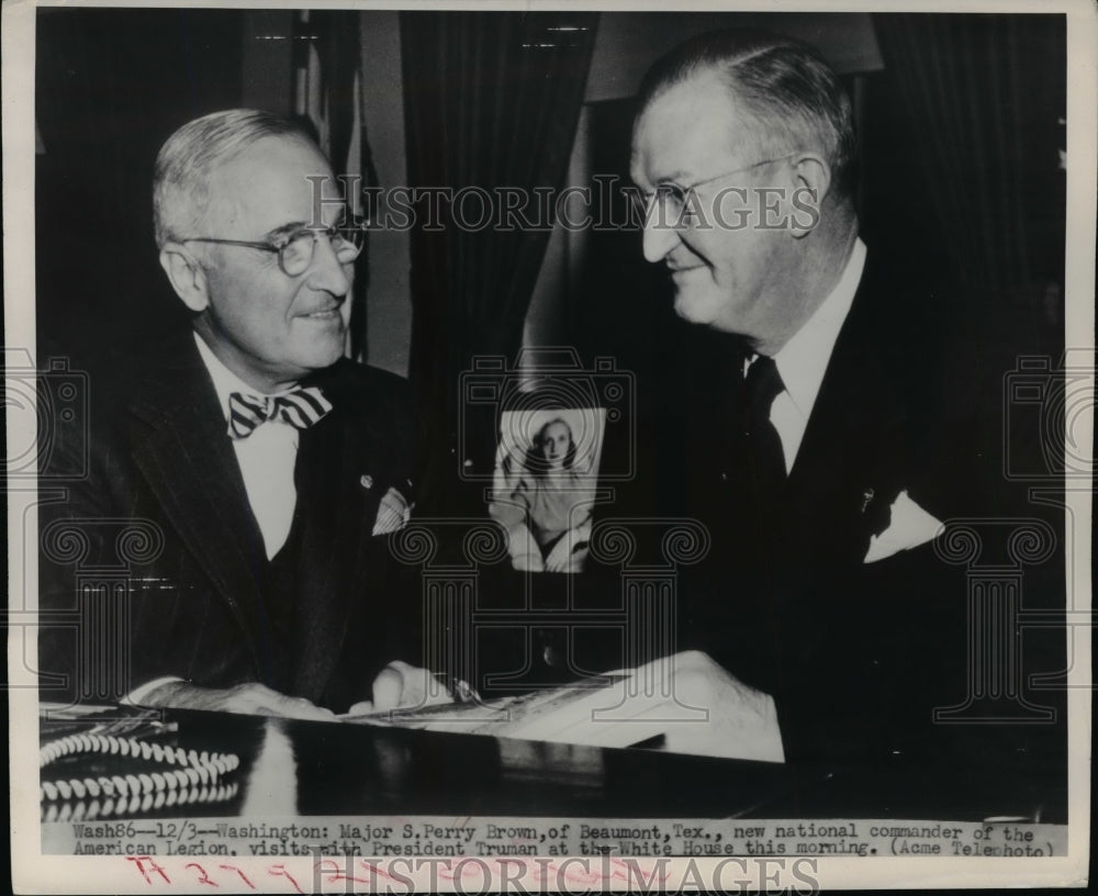 1948 Press Photo S. Perry Brown visits with President Truman in the White House - Historic Images