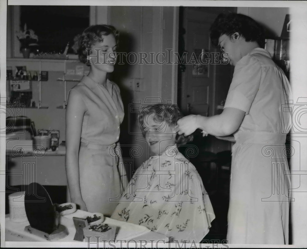 1954 Press Photo Jane Johnsons suggests to Clarice Kinley to cut her hair short - Historic Images