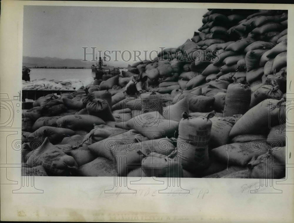 1963 Press Photo Shipment of wheat arrives in the Jordanian Port of Aqaba-Historic Images