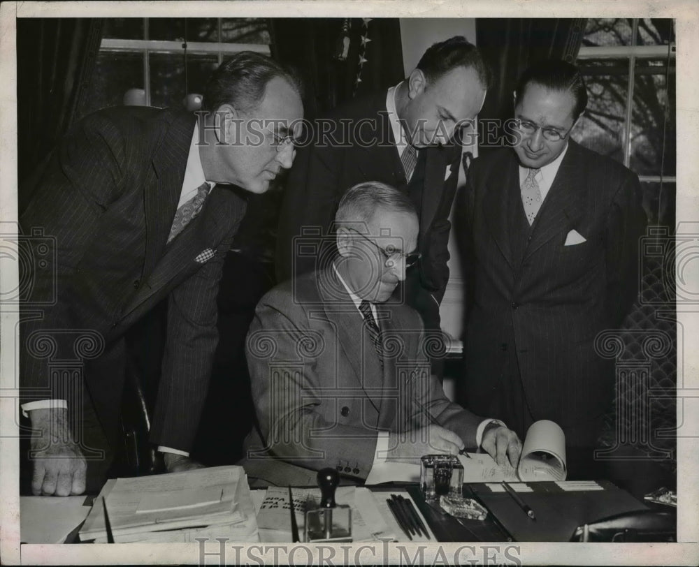 1946 Press Photo President Harry S. Truman signs Temporary Housing Bull-Historic Images