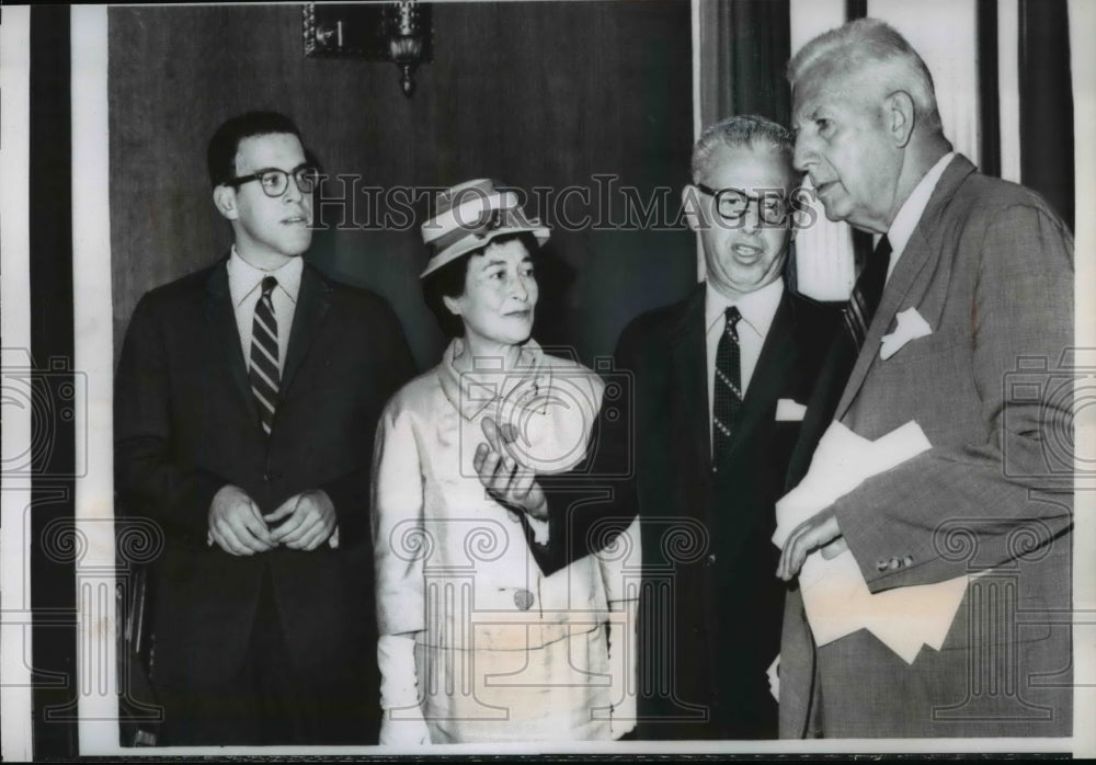 1962 Press Photo Arthur Goldberg chats with Senator Paul Douglas - Historic Images