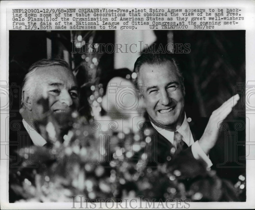 1968 Press Photo Spiro Agnew, Galo Plaza greet well-wishers - Historic Images