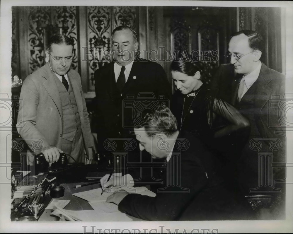 1935 Press Photo George H. Earle signing the Breach of Promise Act - nep04004-Historic Images