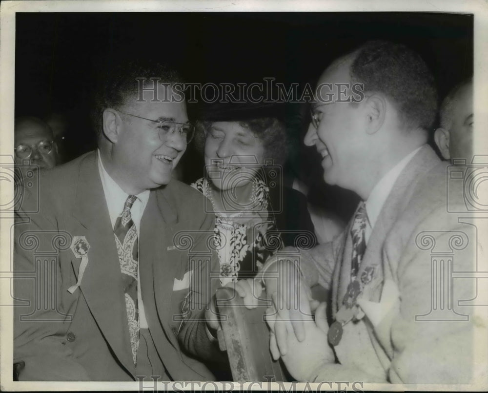 1944 Press Photo Brooks chats with Griffin, Barrett at GOP National Convention - Historic Images