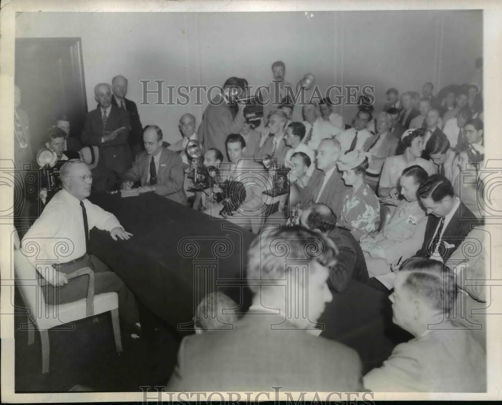 1944 Press Photo Governor Earl Warren holds a press conference - Historic Images