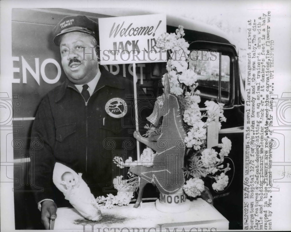 1960 Press Photo Novel floral arrangement arrives at Georgetown Hospital - Historic Images