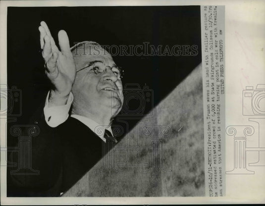 1953 Press Photo President Truman waves hand with familiar gesture - Historic Images