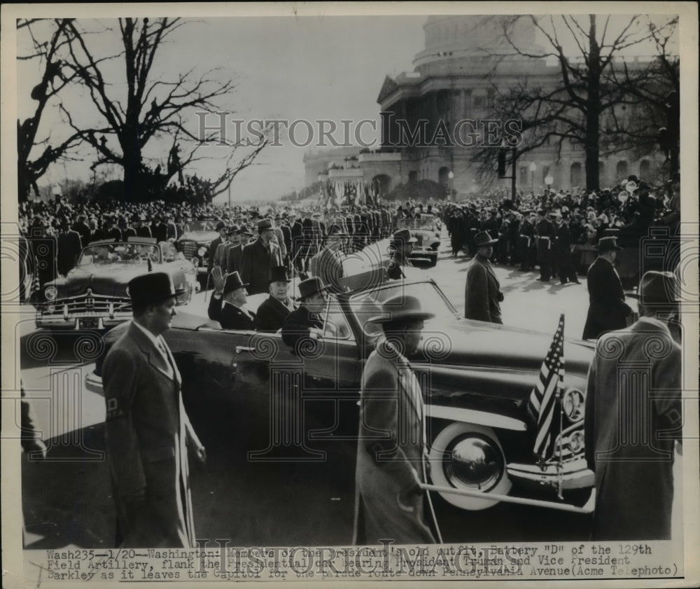 1949 Press Photo Members of Battery &quot;D&quot; flank the Presidential car - Historic Images