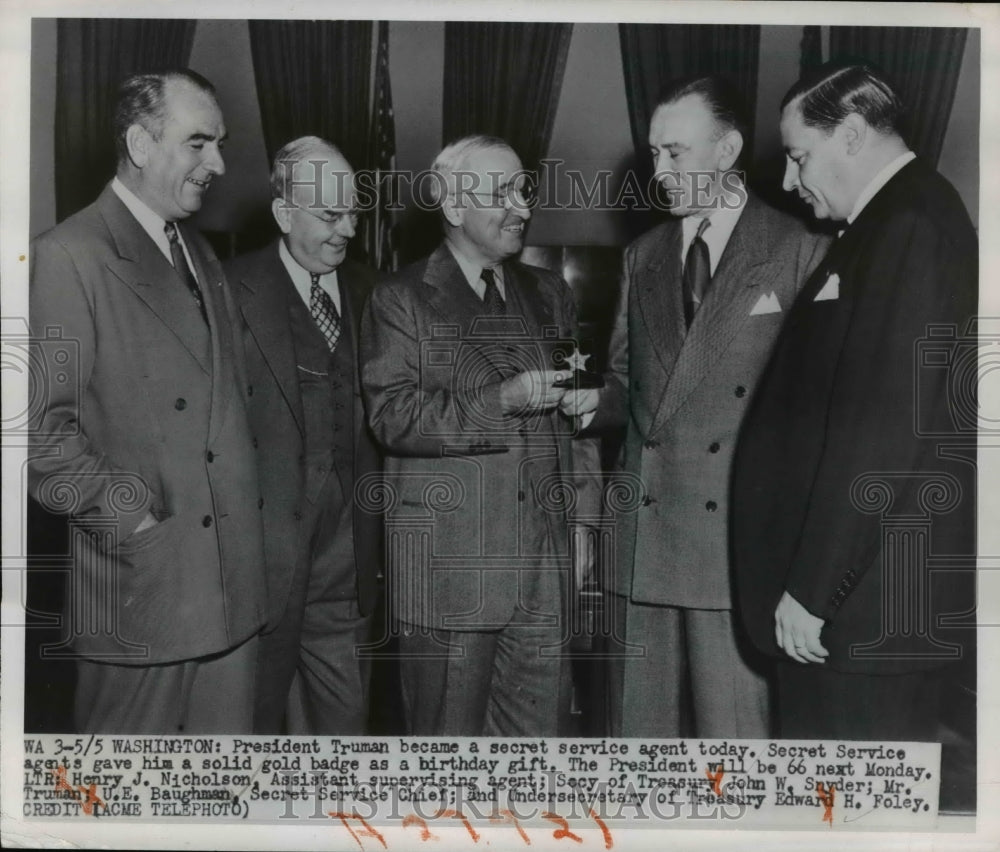 1950 Press Photo President Truman receives a solid gold badge as a birthday gift - Historic Images