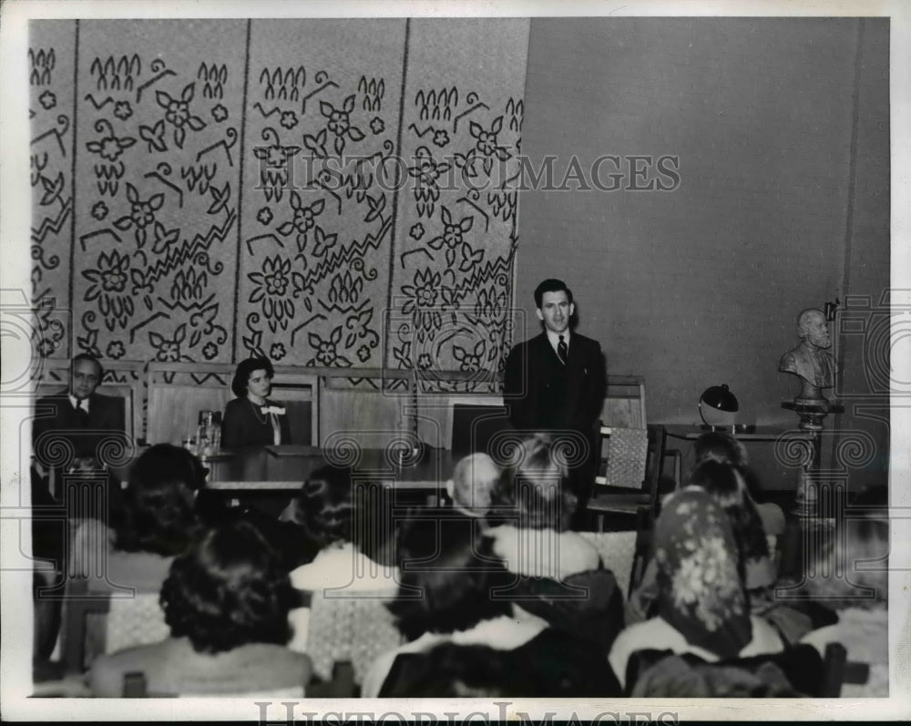 1941 Press Photo Joseph P. Lash delivers address of welcome to students - Historic Images