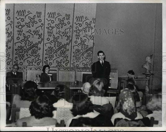 1941 Press Photo Joseph P. Lash delivers address of welcome to students - Historic Images