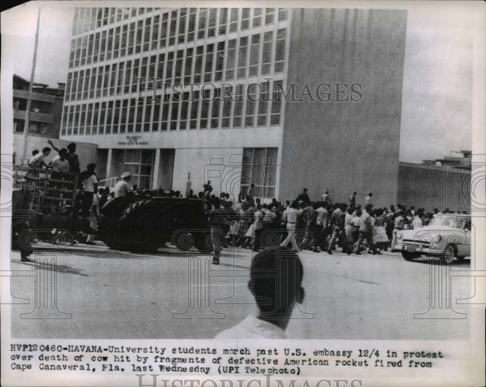 1960 Press Photo University students march past U.S. embassy in protest - Historic Images