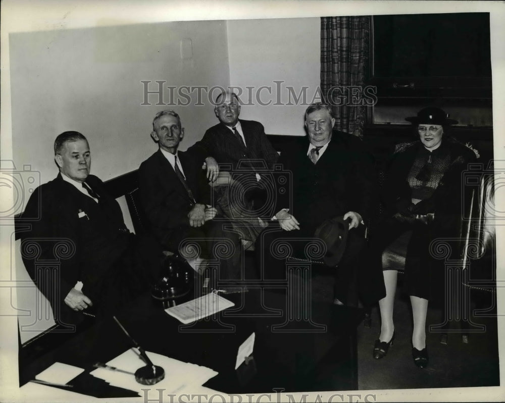 1938 Press Photo Group Of Persons Waiting To See Gov. A.R. Chandler - nep04209-Historic Images